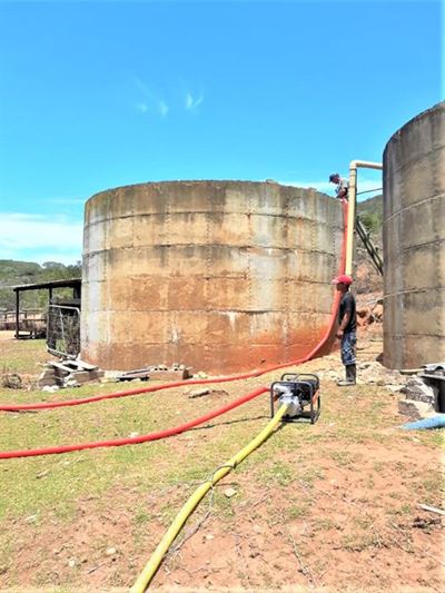 Gee water as Kersgeskenk aan landbouers