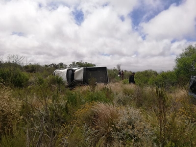 Nege beseer toe bakkie rol