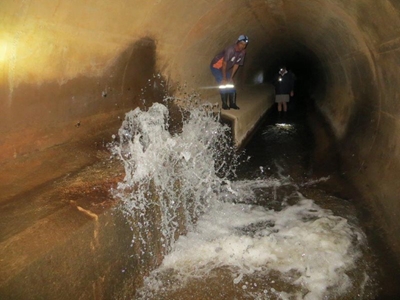 Foto wys dreigende waterramp
