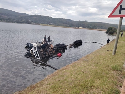 Truck overturns on N2, lands in Knysna Lagoon