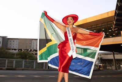 Miss South Africa Mia le Roux leaves for Mexico 