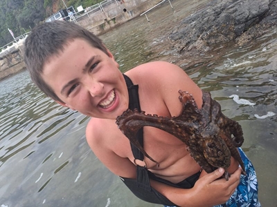 Boy and octopus in rare encounter at Herold's Bay 