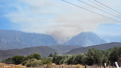 Swartberg fire remains uncontained