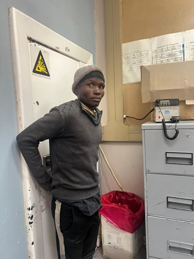 Inbreker slaap oor in huis na warm stort