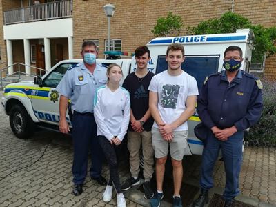 Jonges doen polisie 'n guns