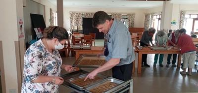 Inwoners maak hondekoekies om geld in te samel