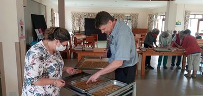 Inwoners maak hondekoekies om geld in te samel
