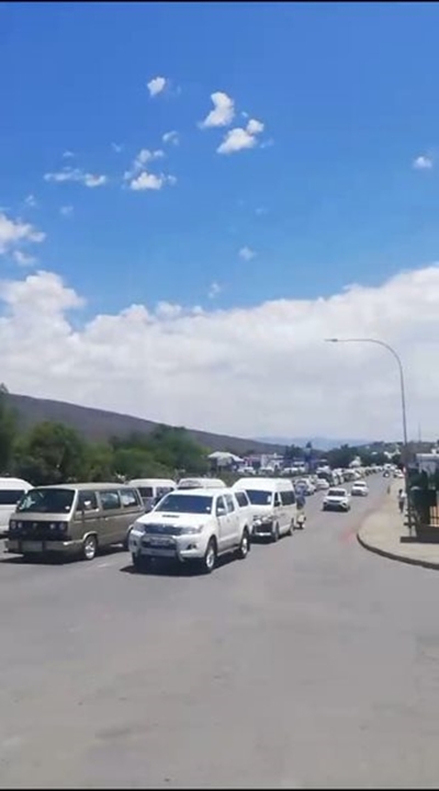 Three vehicles in accident on N9 between Aberdeen and Graaff-Reinet 