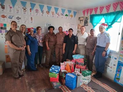 Santa Shoebox-projek maak kinderharte bly