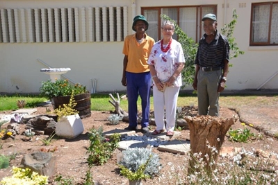 Inwoner met groen vingers maak tuin waterwys