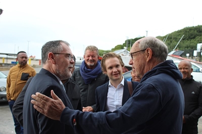 Minister vergader met vissersgemeenskap