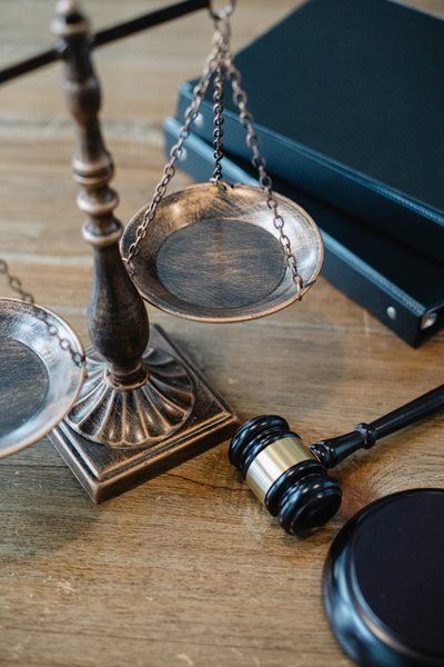 Advokaat in hof vir gesteelde eiendom