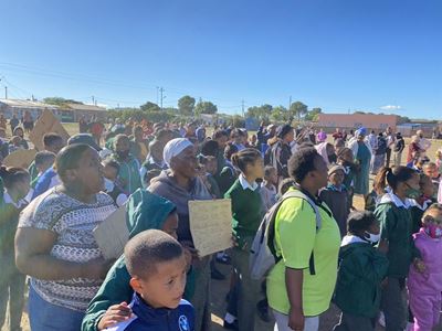 Ouers sluit skool se hekke