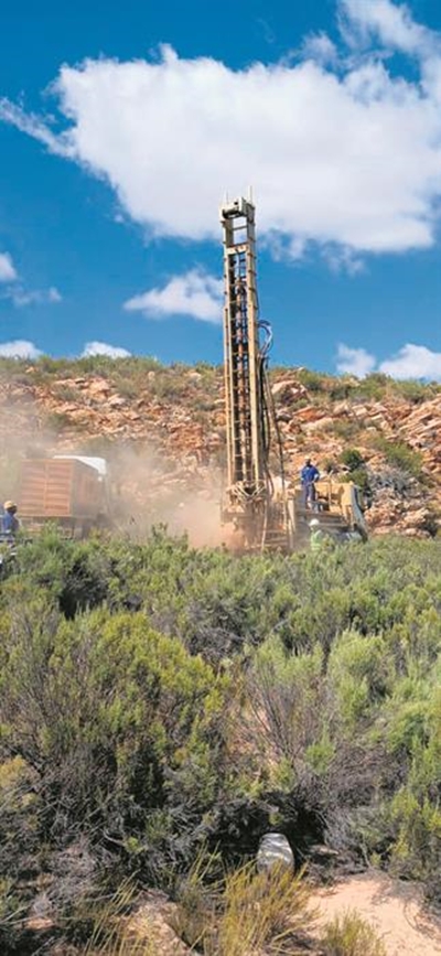 Hidroloog boor vir water