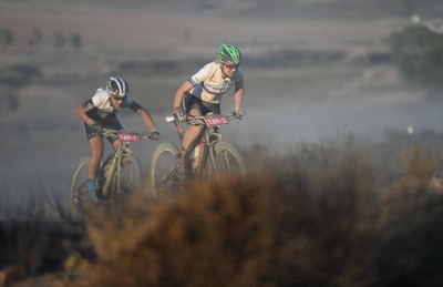 Fietsryers trap stof uit Tankwa