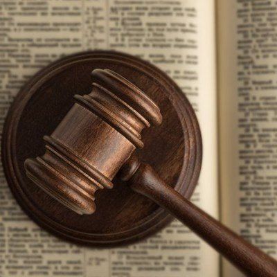 Tien vas vir beweerde dronkbestuur oor feestydperk