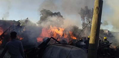 Gesin van 7 verloor als in brand
