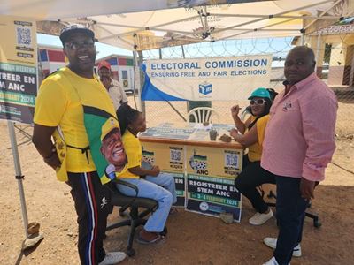 Voters register in blue flag heat
