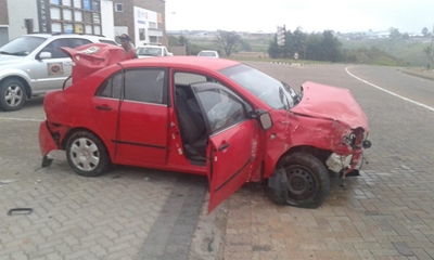 Motor ploeg deur winkelmuur