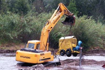 Toerusting betyds uit rivier gered