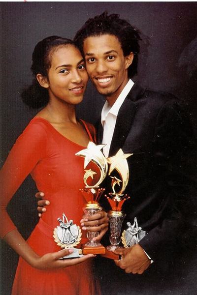 Plaaslike dansers blink uit