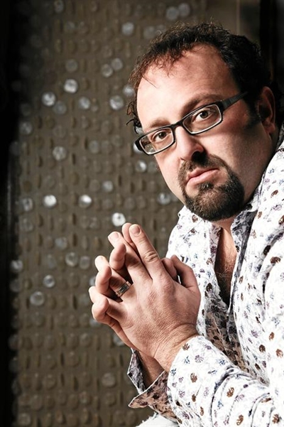 Rising SA performer, Gert Koevert performs at Bravo