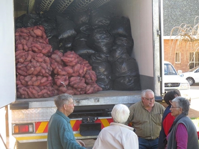 Jonk en oud staan saam vir Knysna
