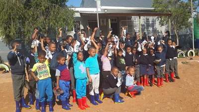 Leerders kry waterstewels vir winter