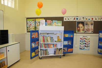 Molenrivier se Mini-biblioteek amptelik geopen