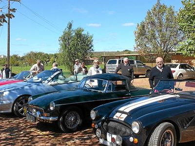 Ou motors trek saam by Die Dam Kwekery