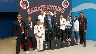 Karate Kyousei atlete vaar uitstekend by nasionale toernooi