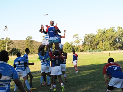 Rugbyklub maak seker dorp is rooi