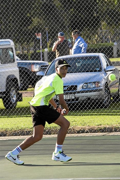 Jong tennisspeler blink uit