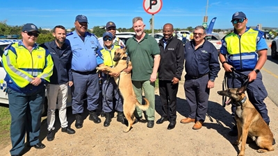 Premier en ministers besoek padblokkade op Mosselbaai 