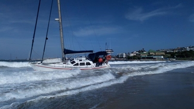 Yacht runs aground at Santos Beach