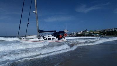 Yacht runs aground at Santos Beach