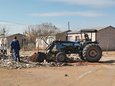 Hofmeyr se inwoners ruim vullis op