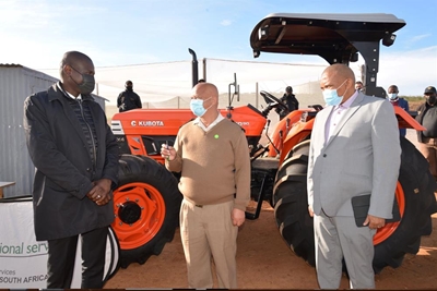 Minister besoek Oudtshoorn
