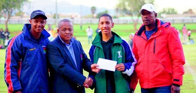 Spring Roses skenk vir rugbyleerder