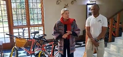 Marais skenk fietse vir Vriende van die CP Nel Museum 