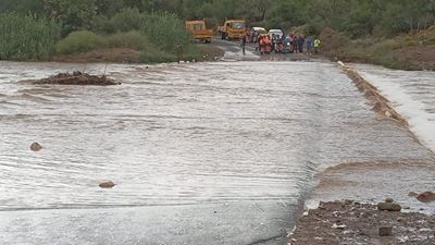 Opvolg: Vasgekeerde mense in Meiringspoort gered