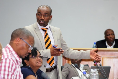 Toys, contracts and incompetence