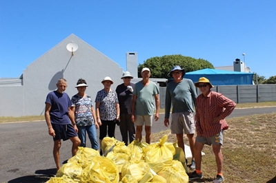 Vrywilligers hou Stilbaai skoon