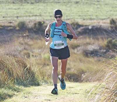 Ultra Trail Sleeping Beauty-bergwedloop het drawwers gaande
