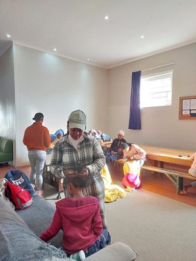 TVET-studente dien by Vuyani Safe Haven met omgee-harte