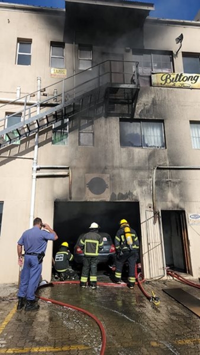 Man doen beserings tydens brand op