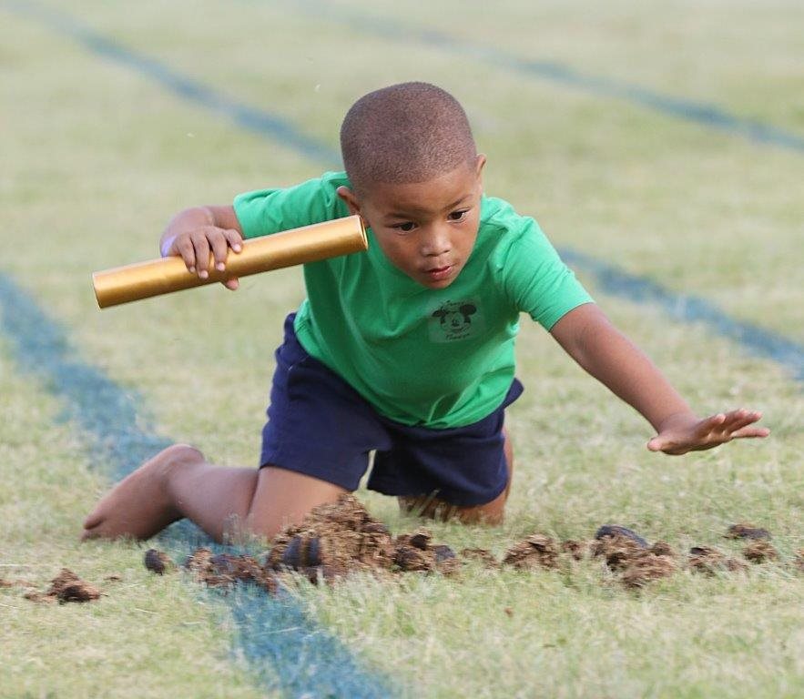 Riversdal skou: Jong atlete neem deel aan massa-aflos