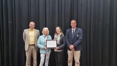 Laerskool Outeniqua se Early Act-klub kry spesiale erkenning