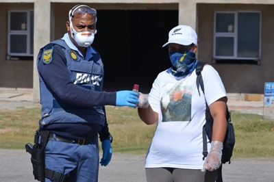 Gouritsmonders staan saam teen virus