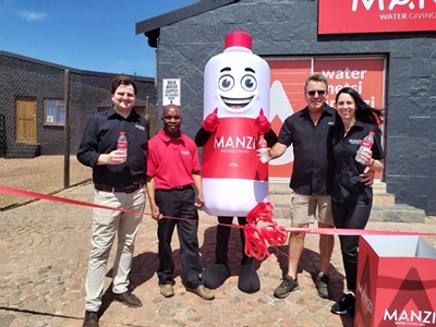 MANZI Water se nuwe eienaars welkom Mosselbaaiers